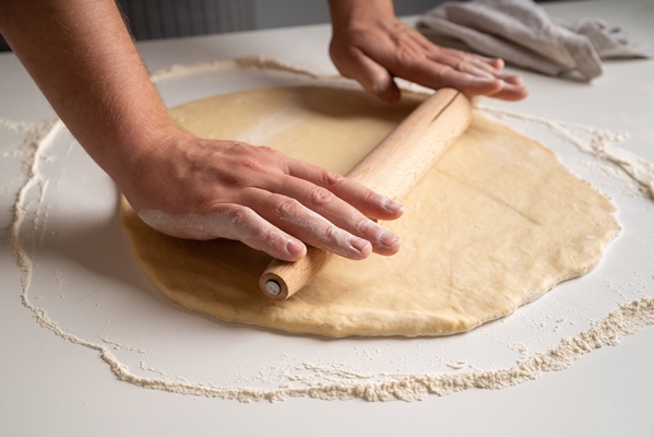 chef stratching dough in flour 1 - Кулебяка из дрожжевого теста