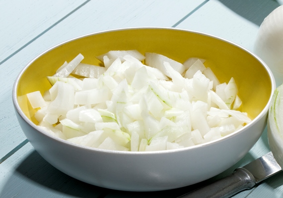choped onions 1 - Монастырская кухня: жареная зубатка, запечённое яблоко с орехами (видео)