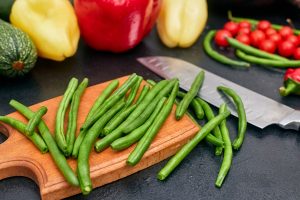 chopped green beans on a wood board with vegetables - Баранина с зелёной фасолью