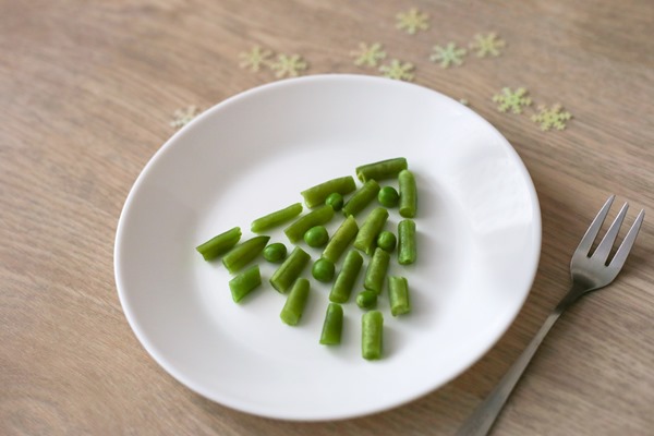 christmas tree made of peas and french beans - Монастырская кухня: картофельный салат, суп рыбный с репой