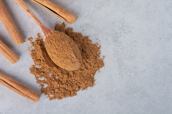 cinnamon sticks and blended powder in a wooden spoon 1 - Монастырская кухня: рассольник, постные блины с яблоками