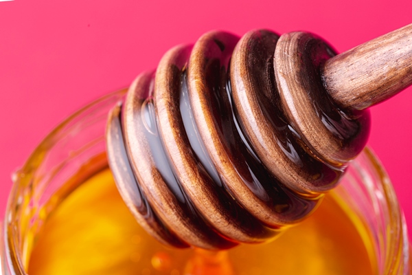 close up dipper with honey jar - Паста из грецких орехов