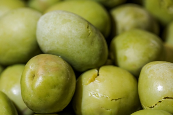 close up of fresh green olives - Монастырская кухня: картофельный салат, суп рыбный с репой (видео)