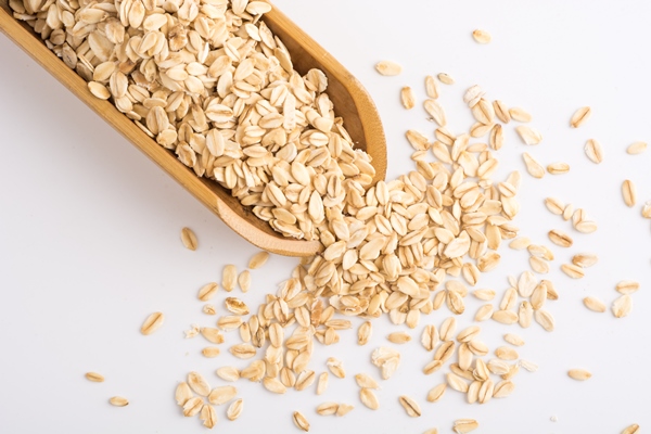 close up of oat flakes 1 - Овсянка без варки с мандарином