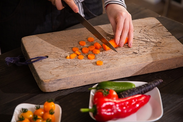 closeup of slicing carrot to cook a vegetarian meal - Монастырская кухня: рис с баклажанами, ревани (видео)