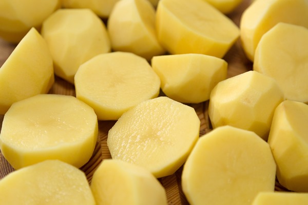 coarsely chopped potatoes for cooking on wood board close up - Обед по-монастырски на среду Великого поста (видео)