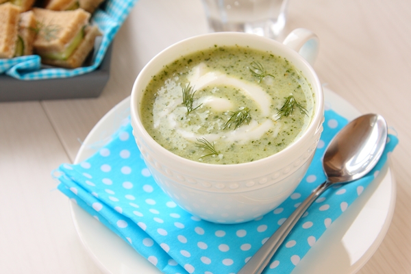 cold cucumber soup with dill yogurt and sandwiches on a tray 1 - Постный суп из овощей и водорослей