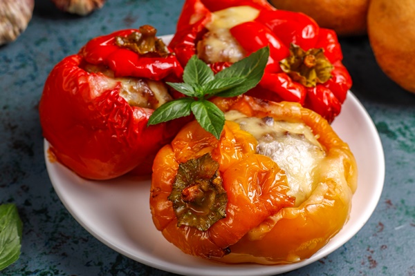 colorful baked with cheese stuffed peppers with minced meat - Монастырская кухня: суп из помидоров, перец, фаршированный овощами