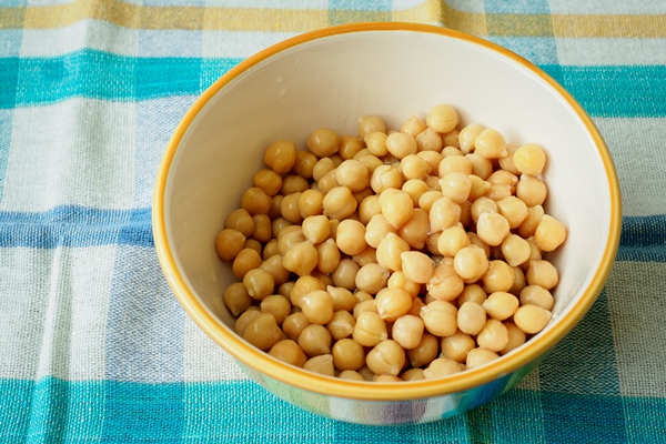 cooked chickpeas in ceramic bowl canned food chickpea on bowl - Хумус с баклажанами