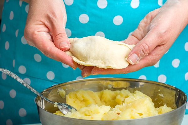 cooking dumplings with mashed potatoes in home kitchen 1 - Монастырская кухня: вареники с картошкой, яблоки в тесте (видео)