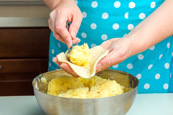 cooking vegetarian dumplings with mashed potatoes in home kitchen - Монастырская кухня: вареники с картошкой, яблоки в тесте (видео)