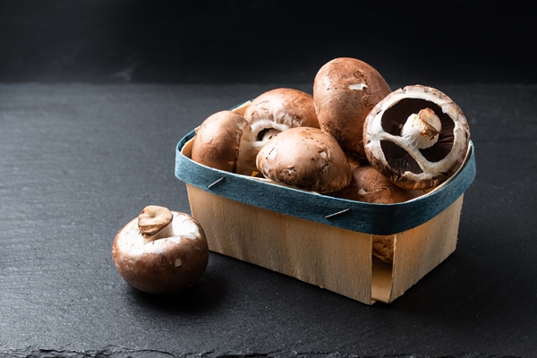 cremini brown mushrooms in basket - Шампиньоны по-венесуэльски