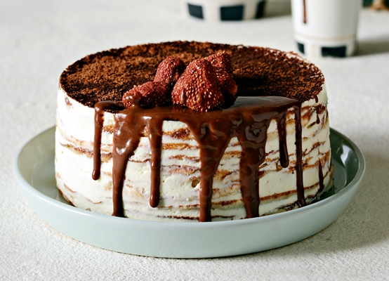 crepe cake made of thin crepe with butter cream cocoa chocolate freeze dried strawberries - Шоколадный блинный торт