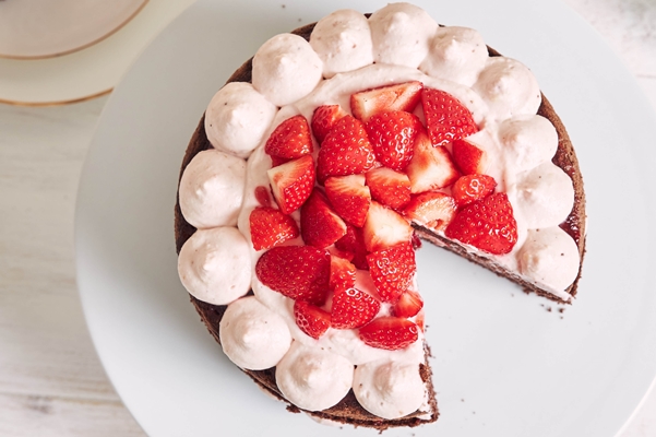 delicious and sweet cake with strawberries and baiser on a plate - Сметанный крем