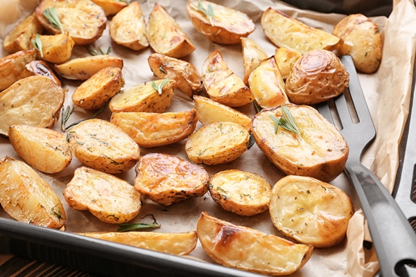 delicious baked potatoes with rosemary on baking tray closeup - Обед по-монастырски на среду Великого поста (видео)