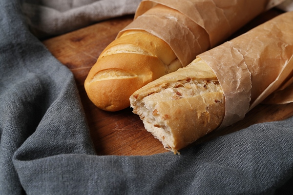 delicious homemade bread - Монастырская кухня: мидии в белом вине, салат из авокадо со спаржей и креветками