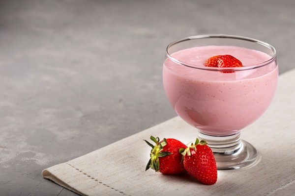 delicious strawberry mousse in glass goblet - Ягодный крем