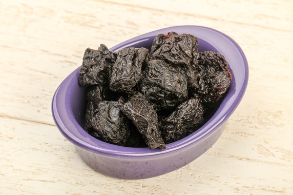 dried plums - Монастырская кухня: рисовая каша с малиной, пирожное с черносливом (видео)