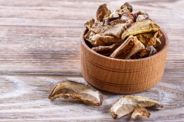 dried porcini mushroom on a wooden table - Монастырская кухня: рисовые котлеты с грибным соусом, овсяное печенье