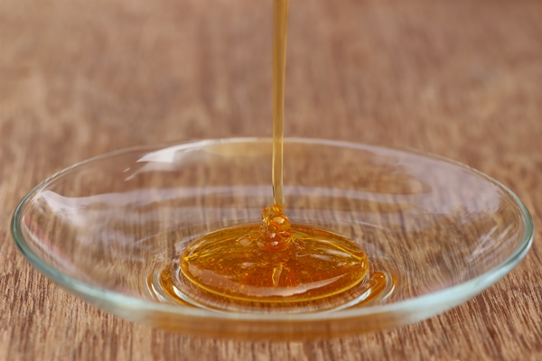 dripping fresh honey on a glass plate - Монастырская кухня: рис с чечевицей, яблочный мусс (видео)