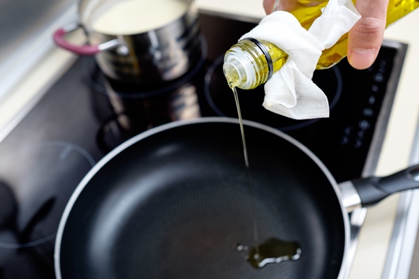 dripping pan and olive oil 1 - Блинчики с сыром и яйцом