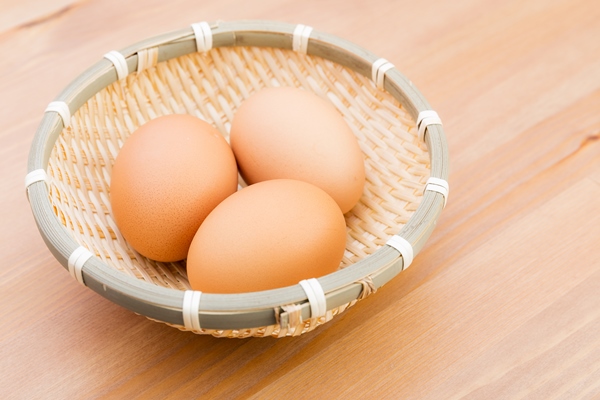 egg in basket with wooden background - Морковная бабка