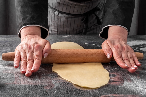 female chef rolling dough - Монастырская кухня: рисовая каша с малиной, пирожное с черносливом (видео)