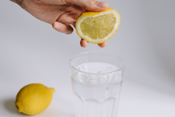 female hand squeezed lemon juice into a glass of water - Монастырская кухня: суп "Святогорский", печенье курабье (видео)