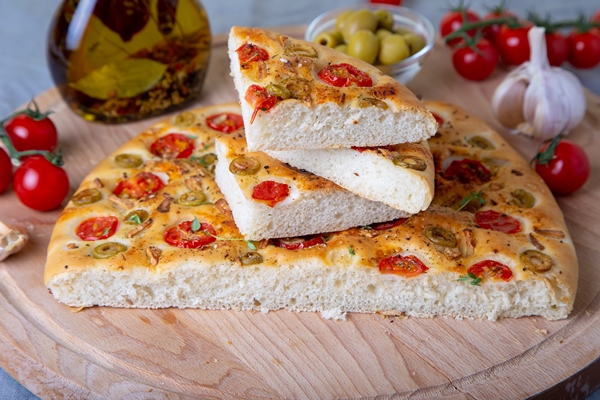 focaccia with tomatoes and olives traditional italian bread homemade baking close up selective focus - Щи постные богатые и фокачча (видео)