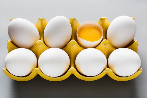 formwork with one cracked egg on table - Белый соус к отварному мясу и птице