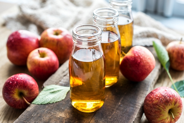 fresh apple juice close up shot - Кунжутно-манговый соус без варки