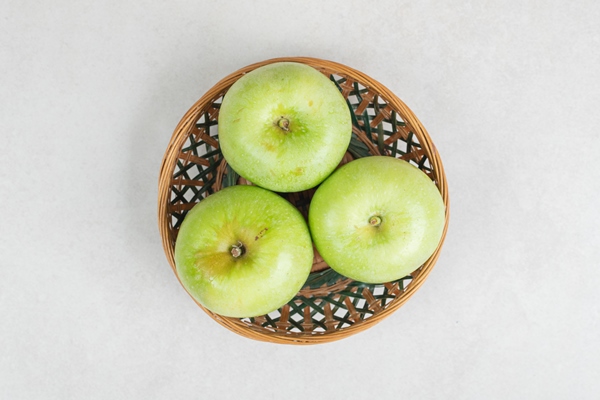 fresh green apples in wooden basket - Монастырская кухня: чечевичный суп, хлопья в яблоках