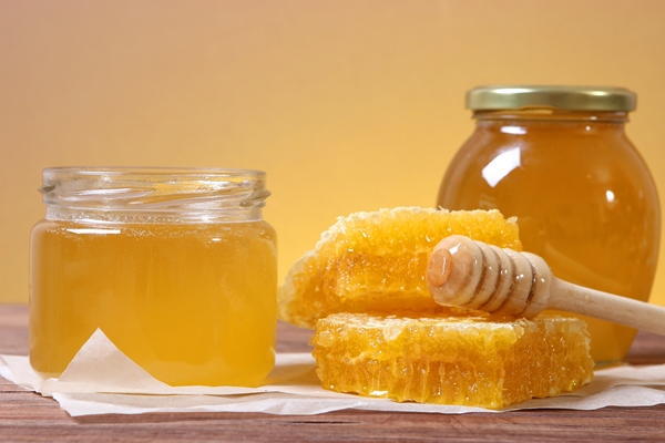 fresh honey on the table closeup on a colored background - Монастырская кухня: чечевичный суп, хлопья в яблоках (видео)