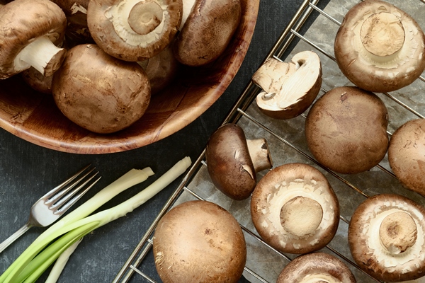 fresh royal brown champignon mushrooms on the grill grate top view - Икра из шампиньонов