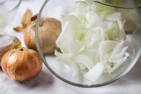fresh sliced onions with a glass bowl close up and a whole onion - Монастырская кухня: картофельные котлеты, маково-ореховые вафли (видео)