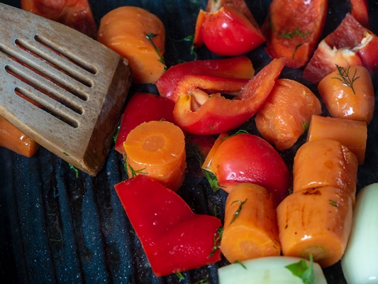 fresh vegetables are cooked in a pan grill carrots sweet red peppers onions concept of vegetarian and healthy food - Монастырская кухня: пшённая каша с квашеной капустой, фасолевая лапша (видео)