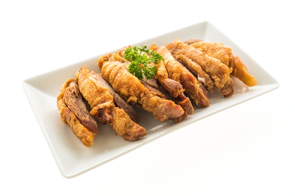 fried crispy pork isolated on white background 1 - Ножки свиные или телячьи жареные