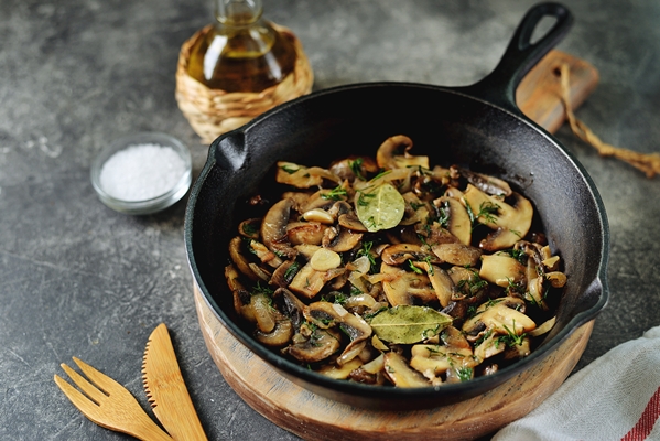 fried mushrooms with onions garlic bay leaf and dill - Грибы в мешочках из картофеля