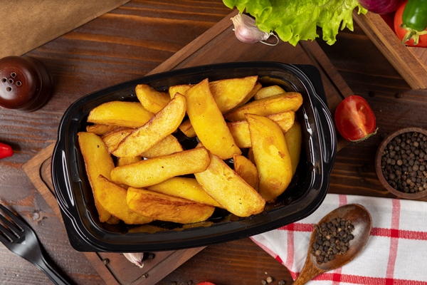 fried potatoes with herbs takeaway in black container 1 - Почки в луковом соусе