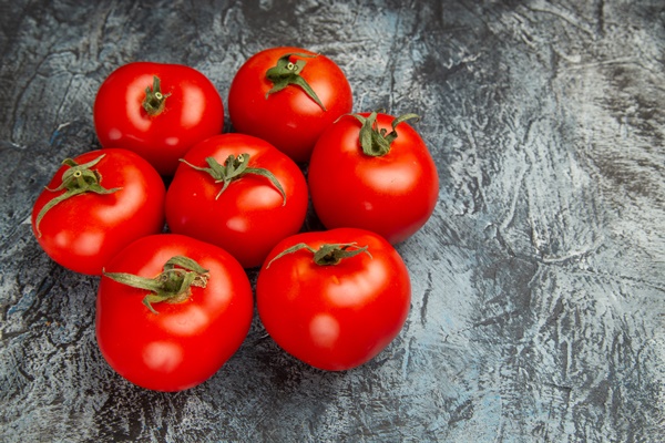 front view fresh tomatoes - Монастырская кухня: овсянка с горошком, томатный суп с фасолью (видео)