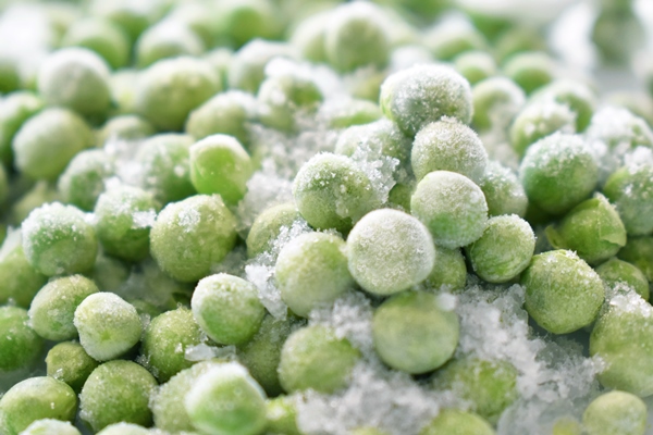 frozen green peas texture background - Монастырская кухня: ржаные пирожки с горохом, постный рассольник