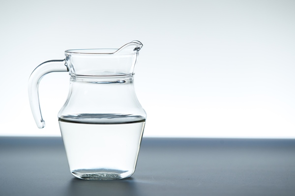 glass jug with mineral water close up - Монастырская кухня: рисовая каша с малиной, пирожное с черносливом (видео)