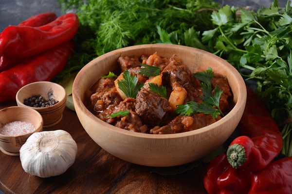 goulash traditional hungarian beef meat stew - Разновидности блюд из жареного мяса