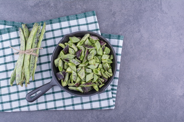 green beans isolated in a wooden tray on blue surface - Монастырская кухня: похлёбка с фасолью и рисом, свекольный кекс (видео)
