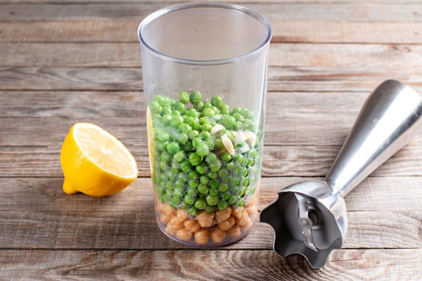green peas and chickpeas in a glass with a blender - Гороховое пюре без варки