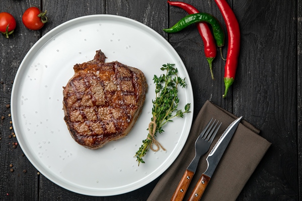 grilled steak on a white round plate - Разновидности блюд из жареного мяса