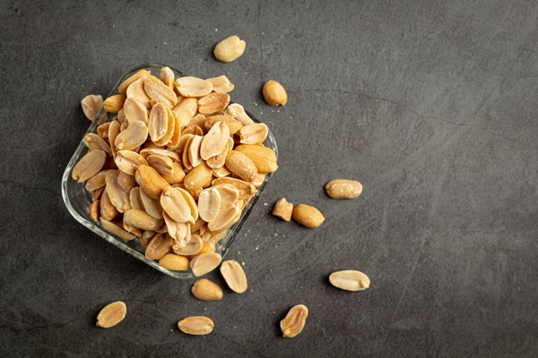 groundnuts put in glass plate on dark background - Шоколадно-арахисовая паста