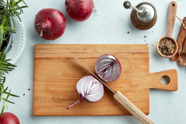 halved red onion on wooden kitchen cutting board top view - Монастырская кухня: архиерейская солянка, постный "Наполеон" (видео)