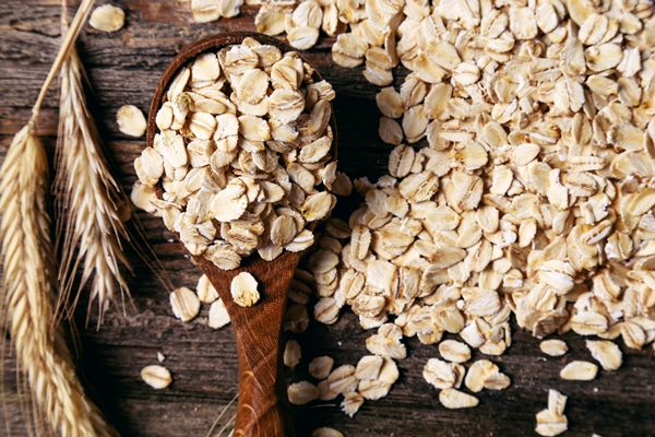 heap of oats in a spoon 1 - Овсянка с ягодами и миндалём без варки