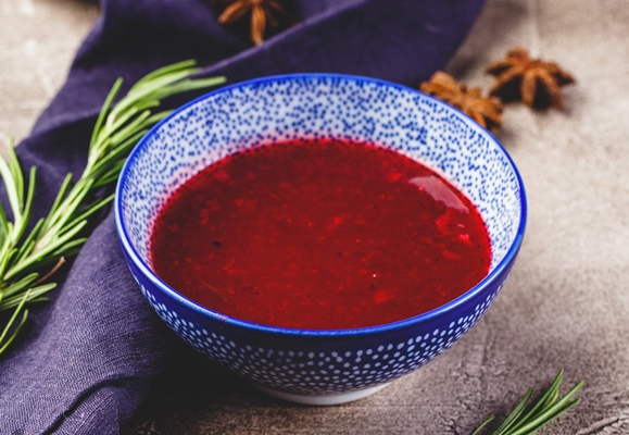 home made spicy sweet sauce from northern forest berries cranberries and apples with rosemary cinnamon and anise stars in blue bowl - Монастырская кухня: оладьи из картофеля, жареные яблоки и сорбет (видео)